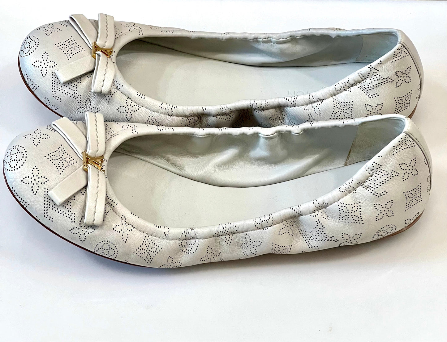 LOUIS VUITTON MONOGRAM MAHINA LEATHER BALLET FLATS