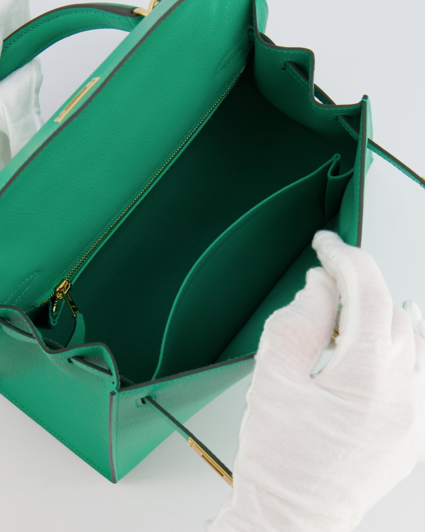 Hermes Kelly 25 Sellier Bag in Menthe Chèvre Chamkila Leather with Gold Hardware