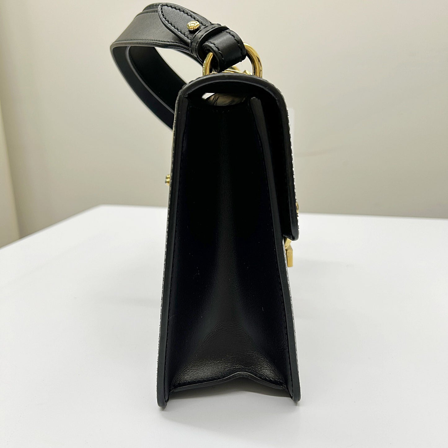 Gucci Sylvie Leather Shoulder Bag gu8854je
