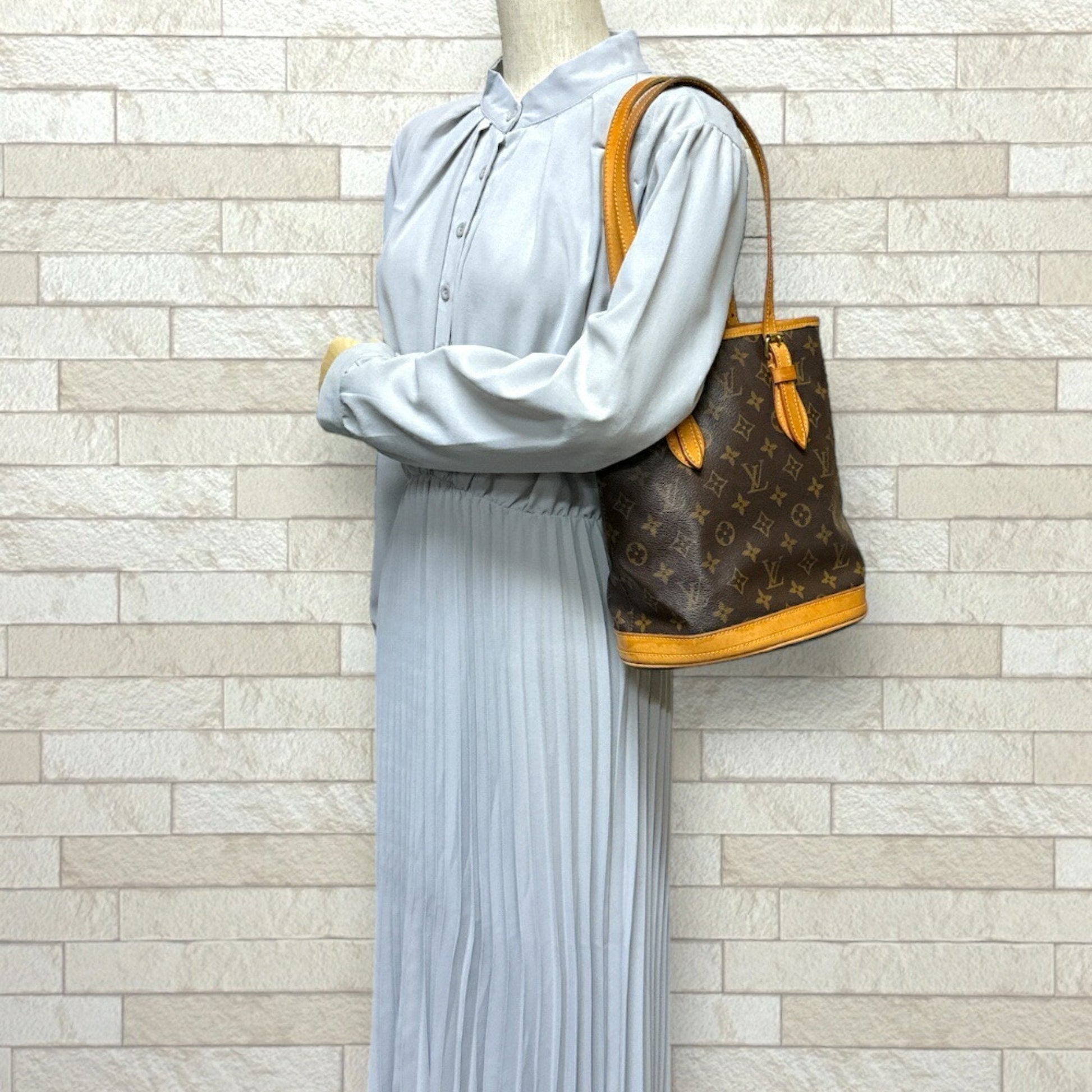 LOUIS VUITTON Bucket Shoulder Bag