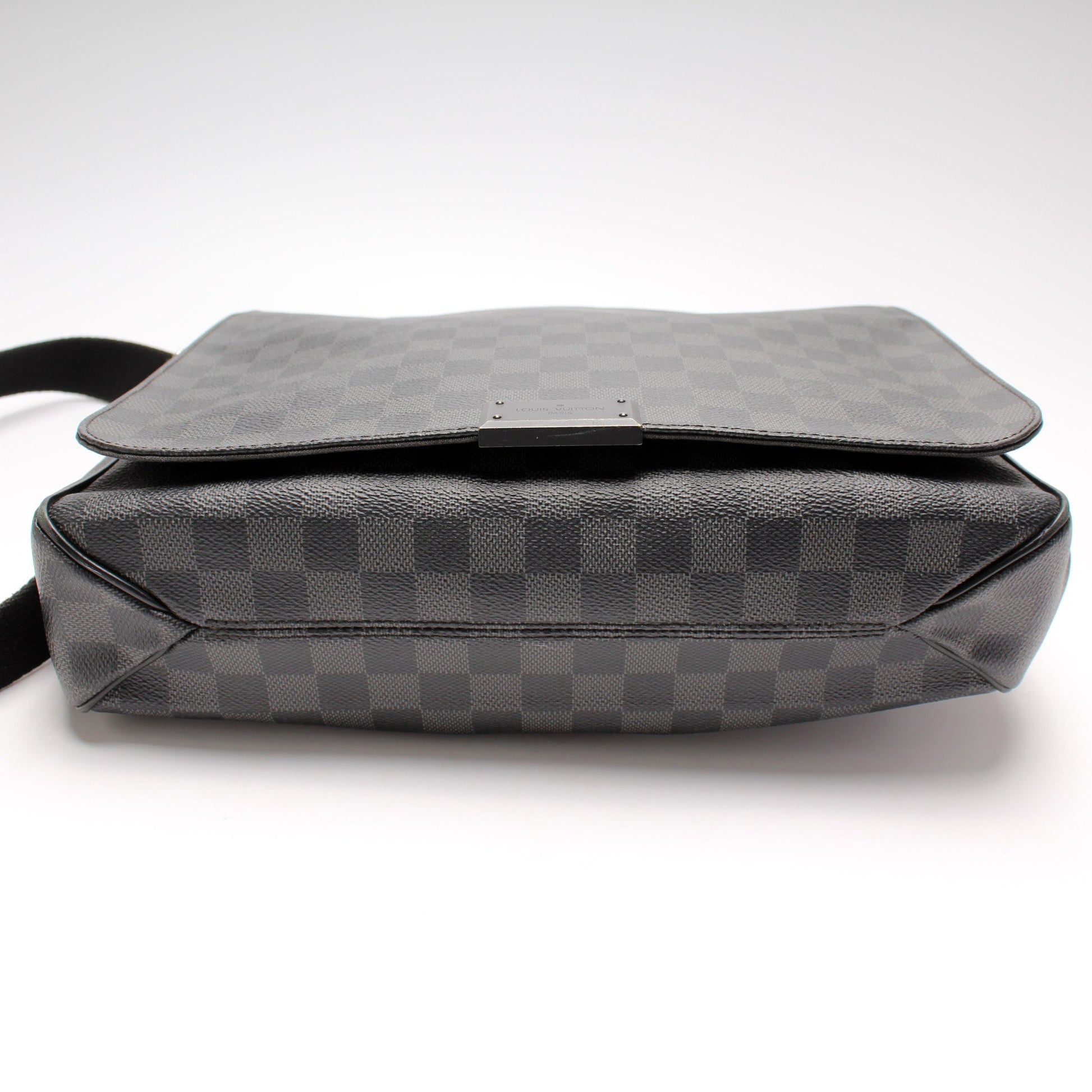 Louis Vuitton District MM Damier Graphite