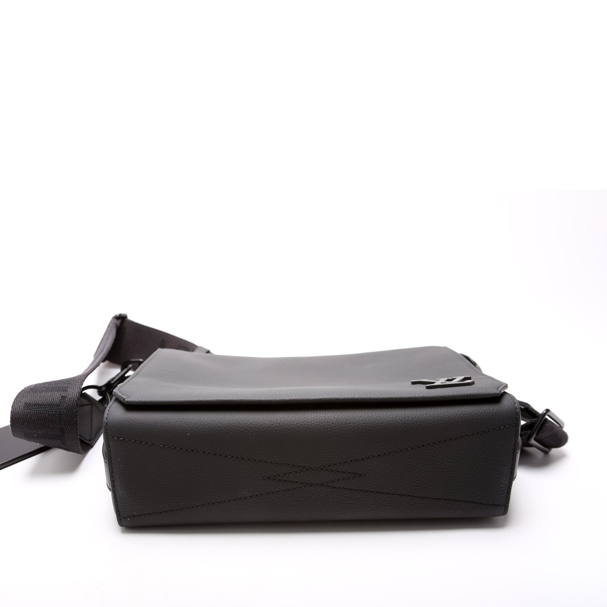 Louis Vuitton Takeoff Messenger Aerogram Black