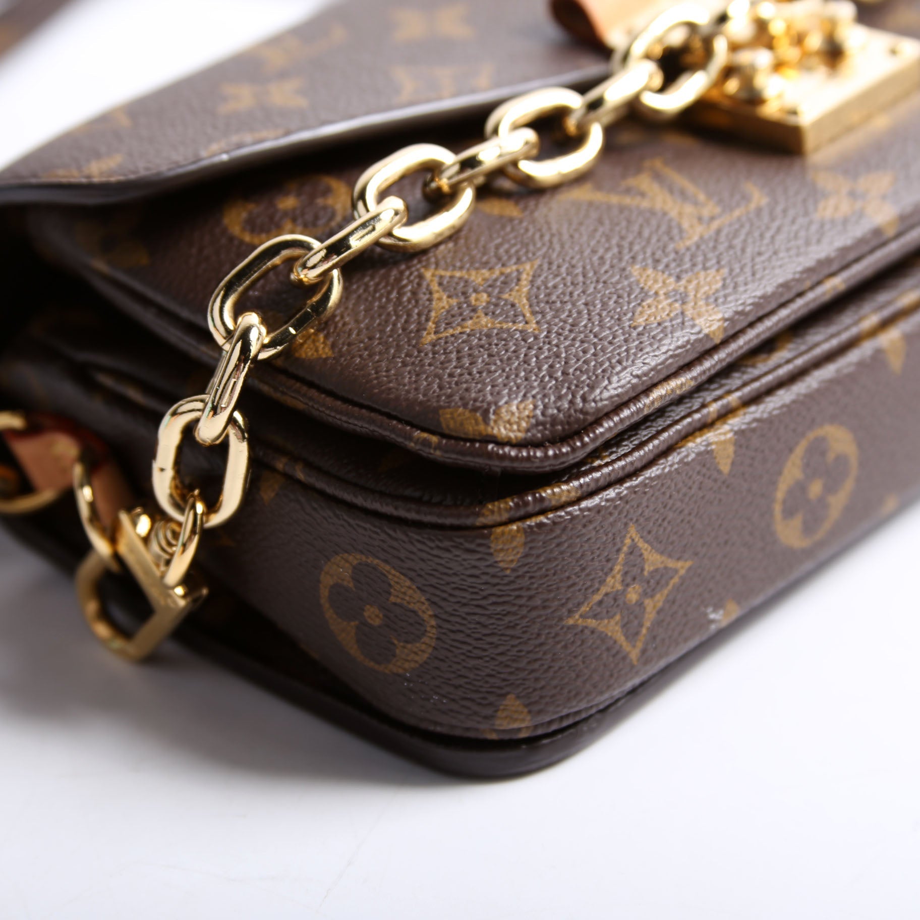 Louis Vuitton Pochette Metis East West Monogram