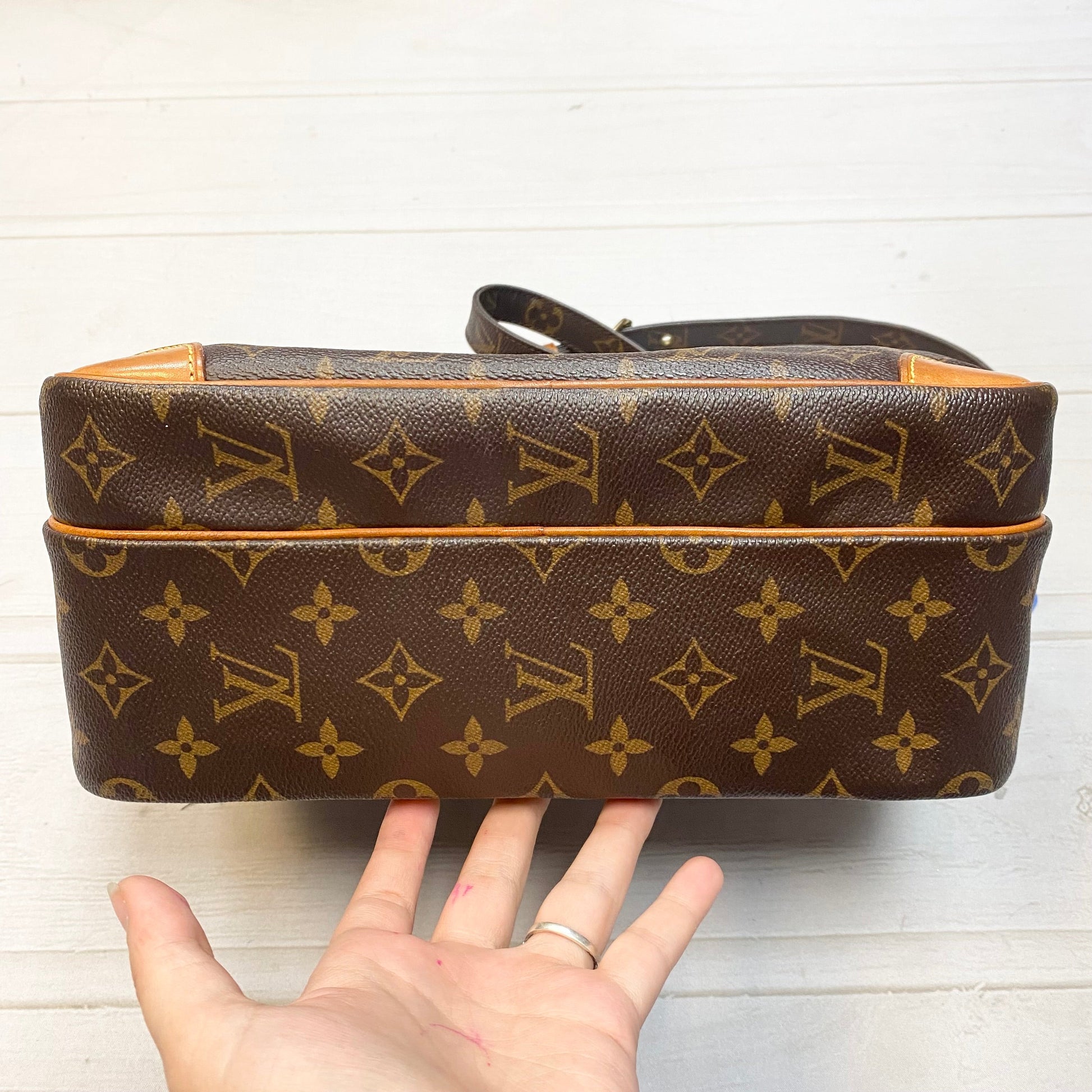 Crossbody Luxury Designer By Louis Vuitton Size: Large