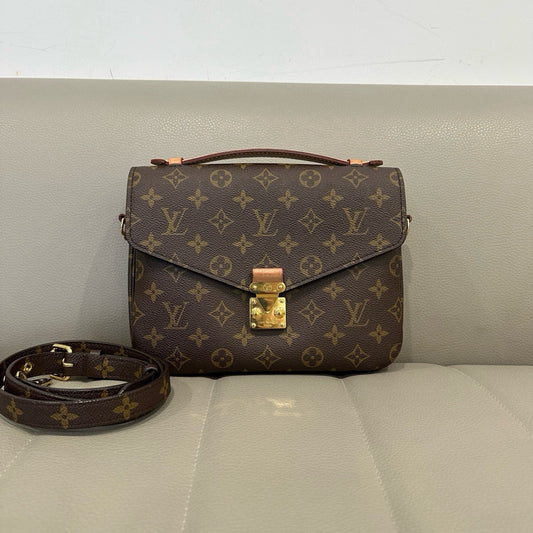 LOUIS VUITTON<br>Shoulder Bag