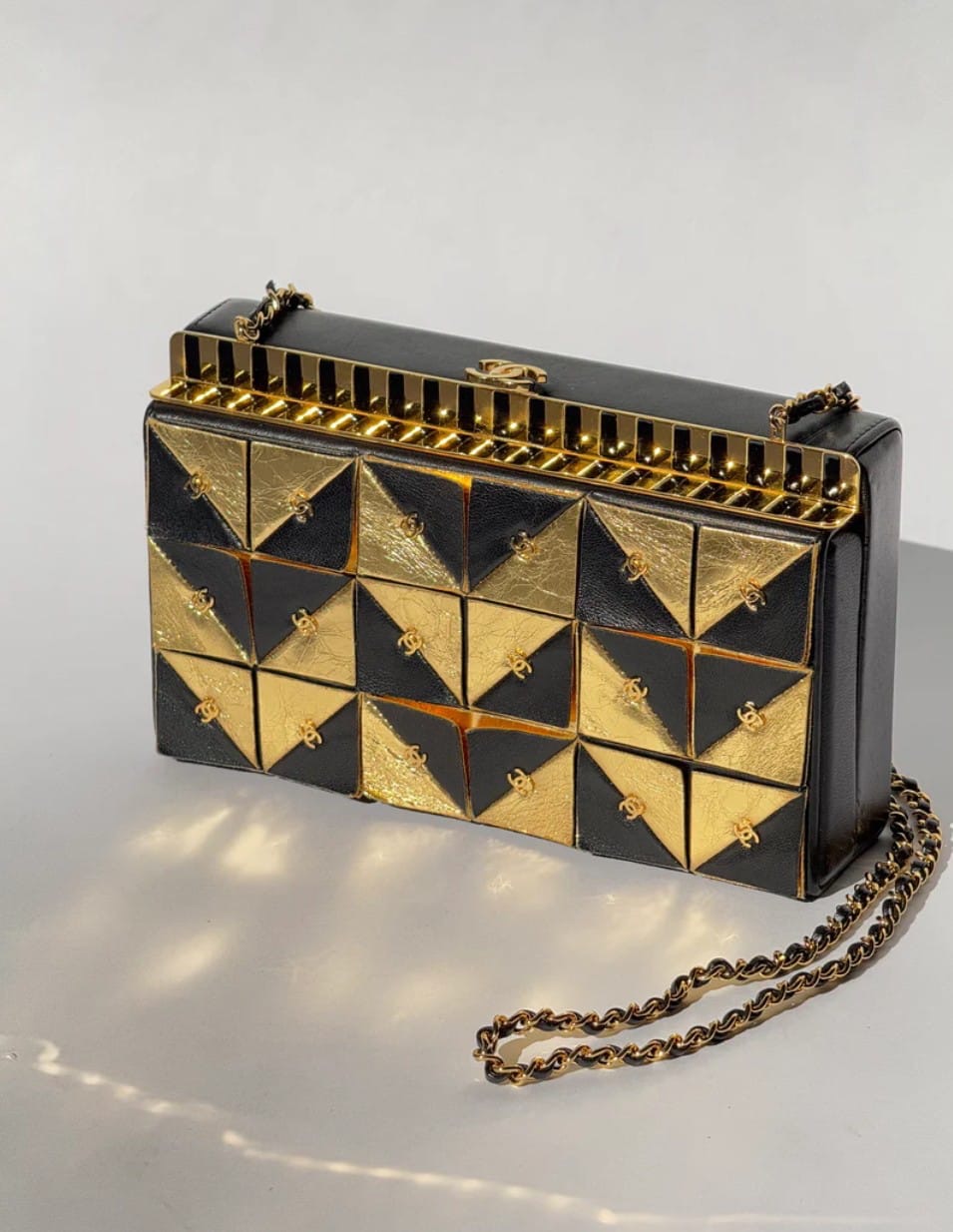 Chanel 19A Egypt Gold MinaudiÃ¨re