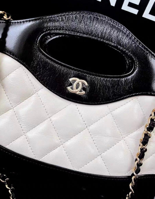 CHANEL 24B O 31 BAG PATENT BLACK/WHITE LGHW (MICROCHIP)