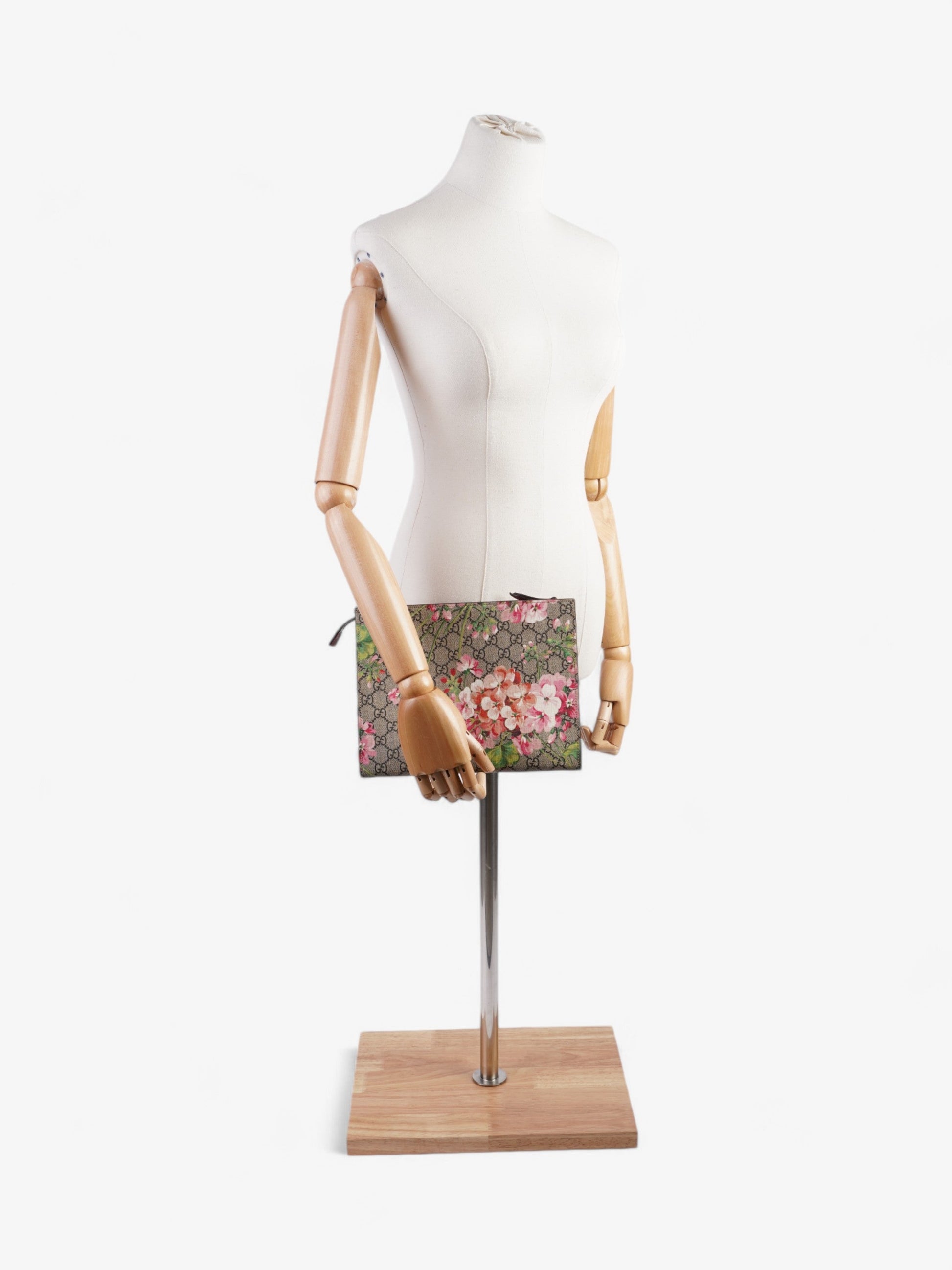 Gucci GG Blooms Pouch GG Supreme / Bloom Coated Canvas