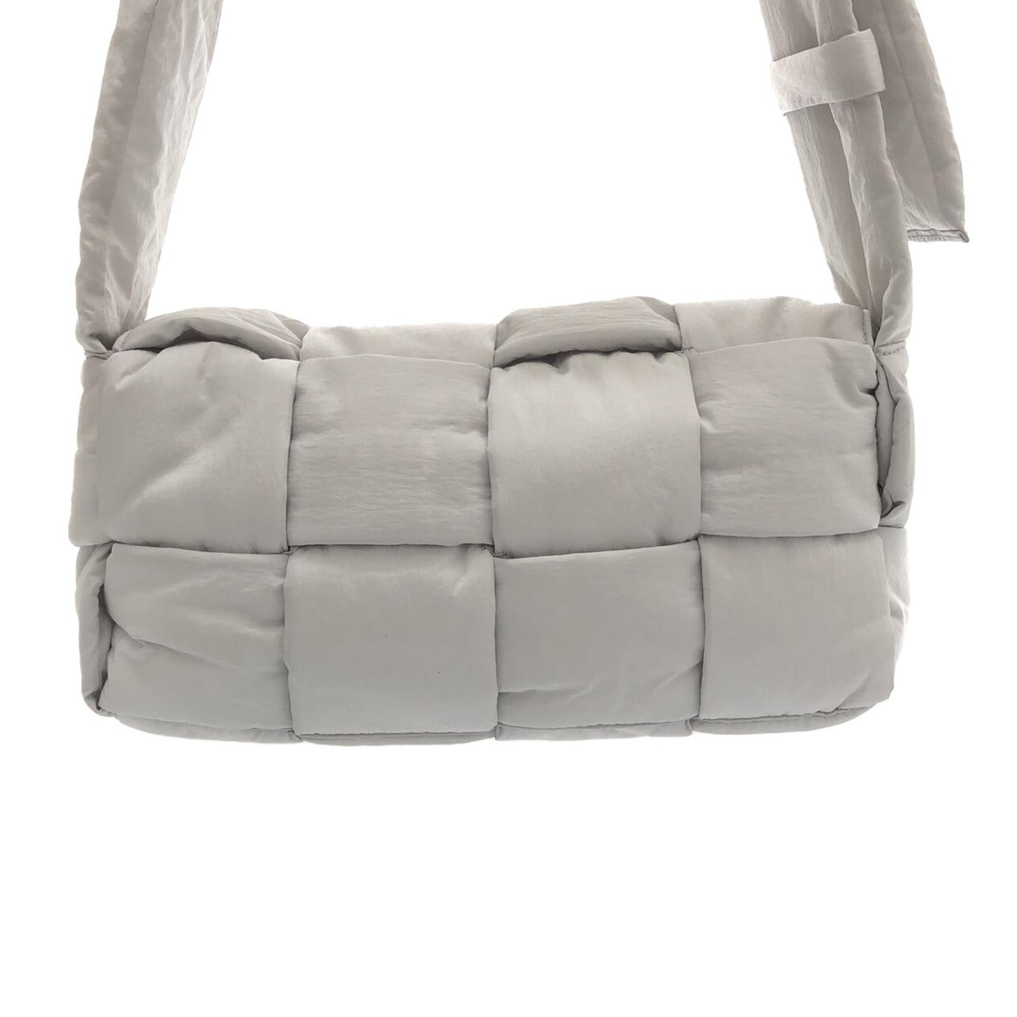 Luxury Bottega Veneta Medium Padded Tech Cassette Crossbody (SHG-Ih93tb)