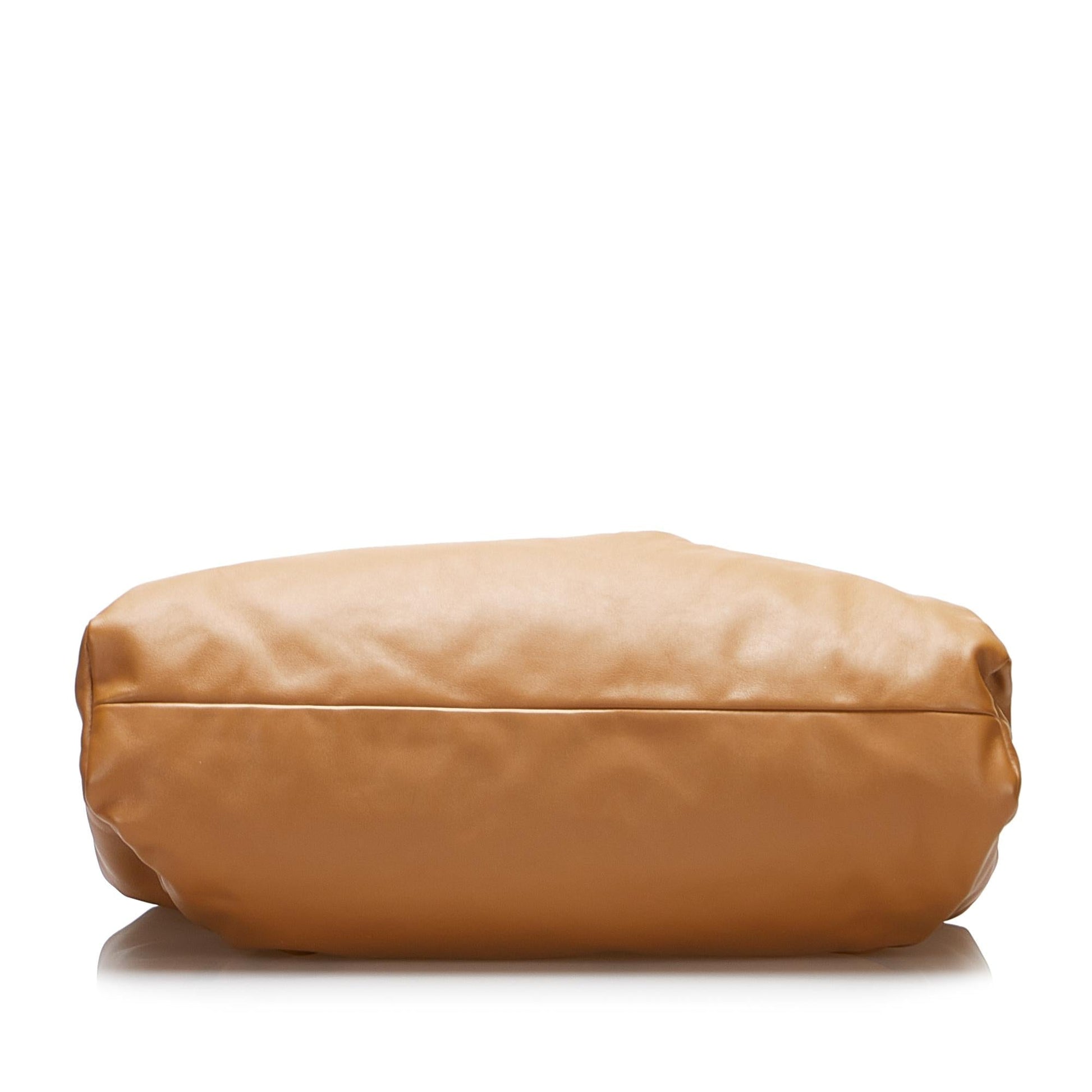 Luxury Bottega Veneta Medium The Shoulder Pouch (SHG-EtLGSW)