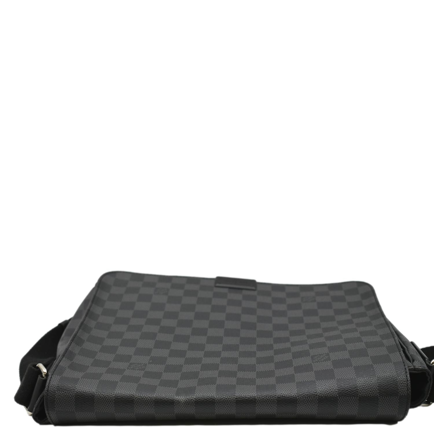 LOUIS VUITTON District MM Damier Graphite Messenger Bag Black