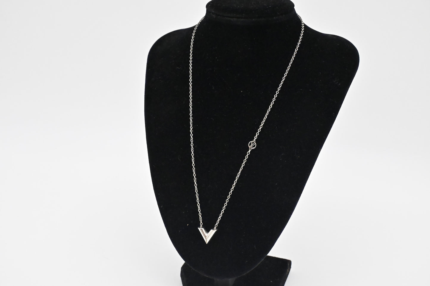 Louis Vuitton Essential V Neclace