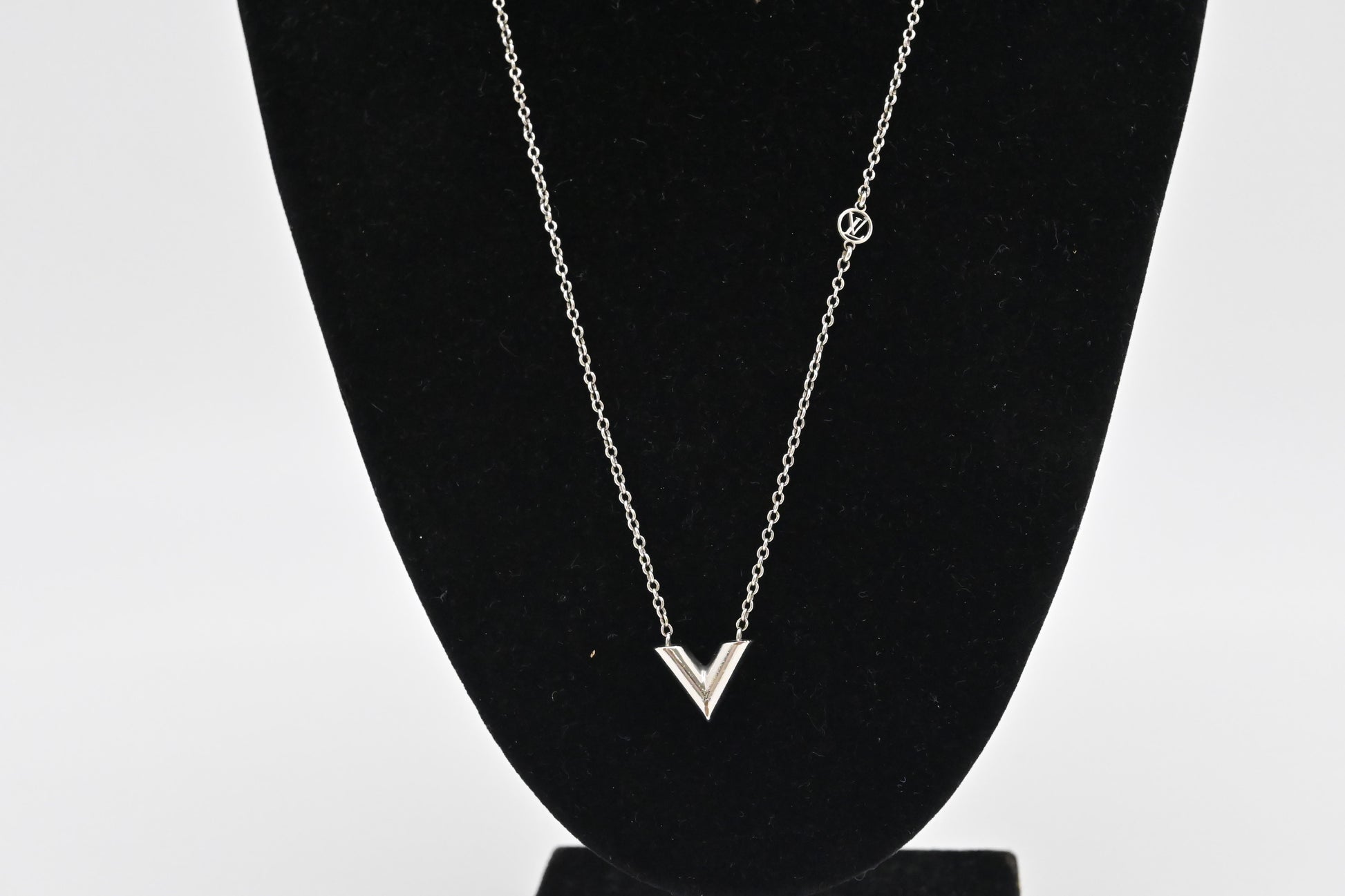 Louis Vuitton Essential V Neclace