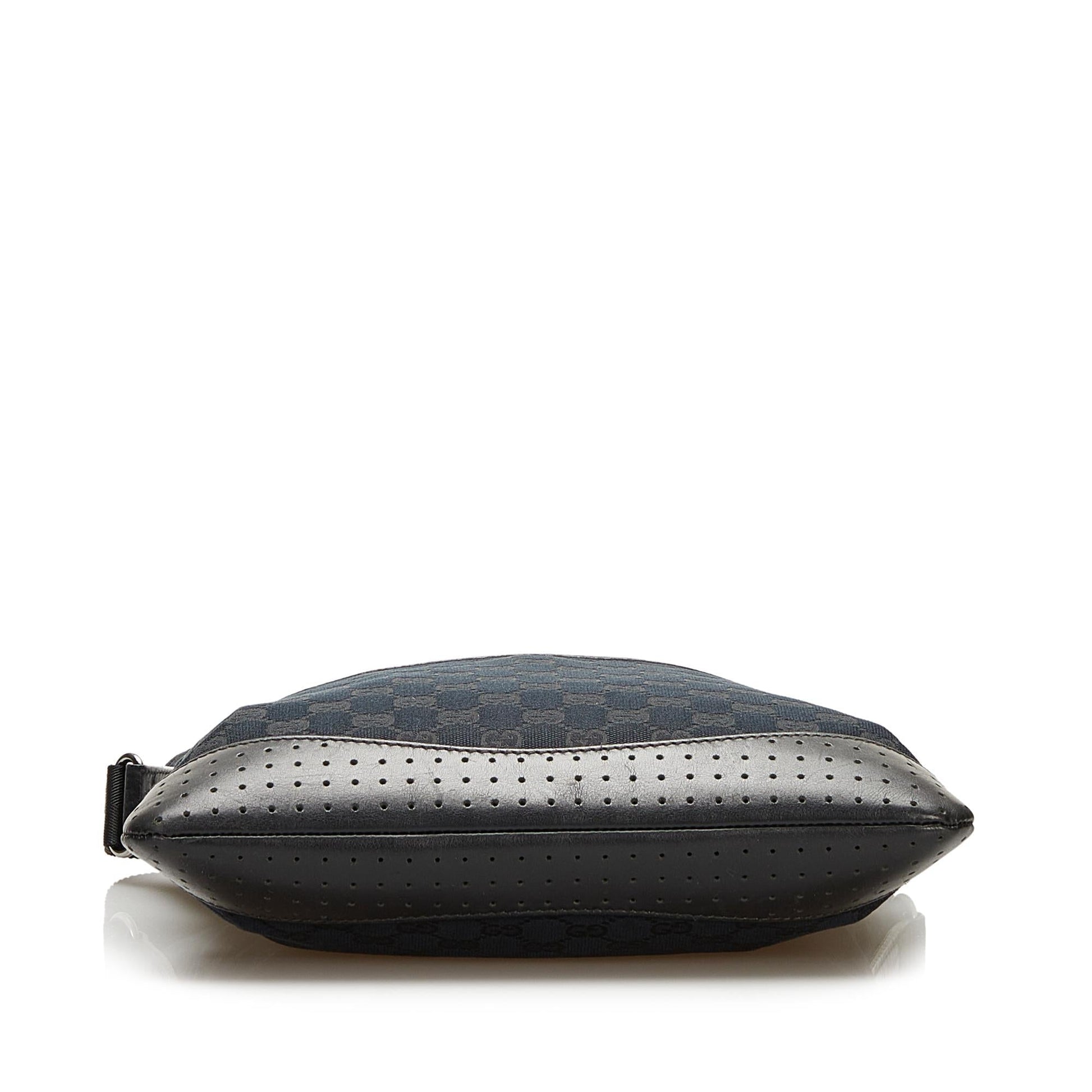 Gucci GG Canvas Shoulder Bag (SHG-35627)