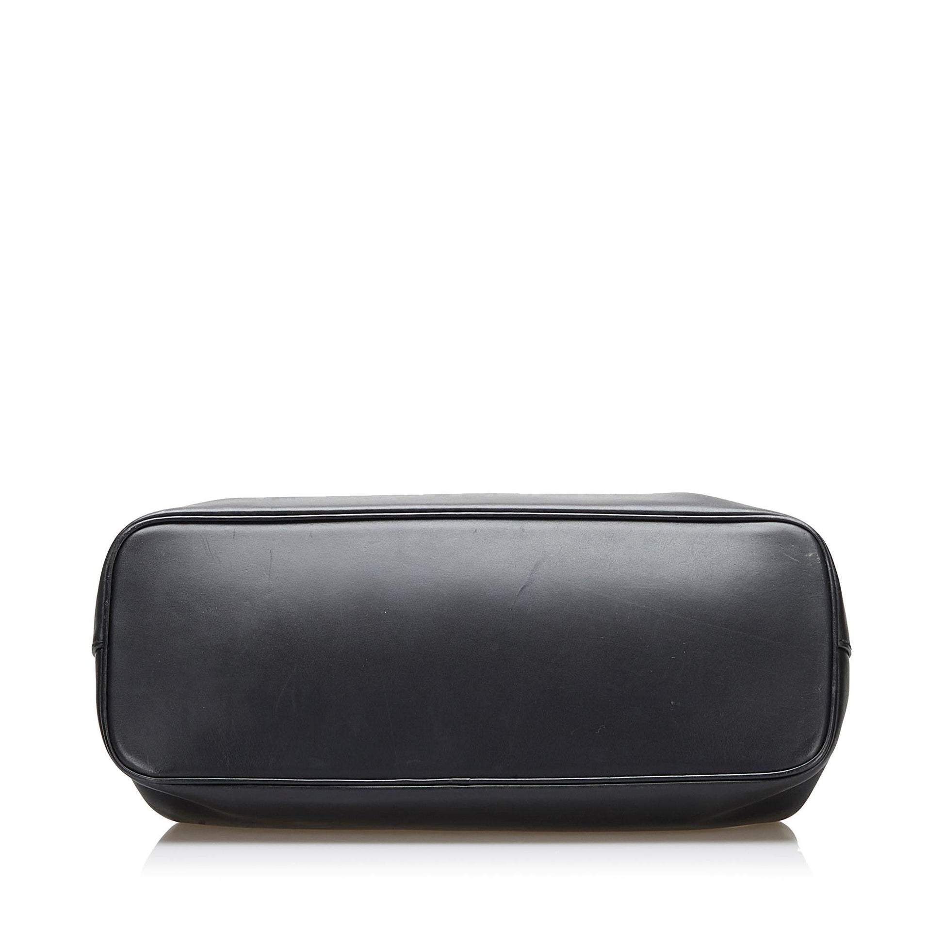 Gucci Wood Hook Closure Leather Handbag (SHG-36643)