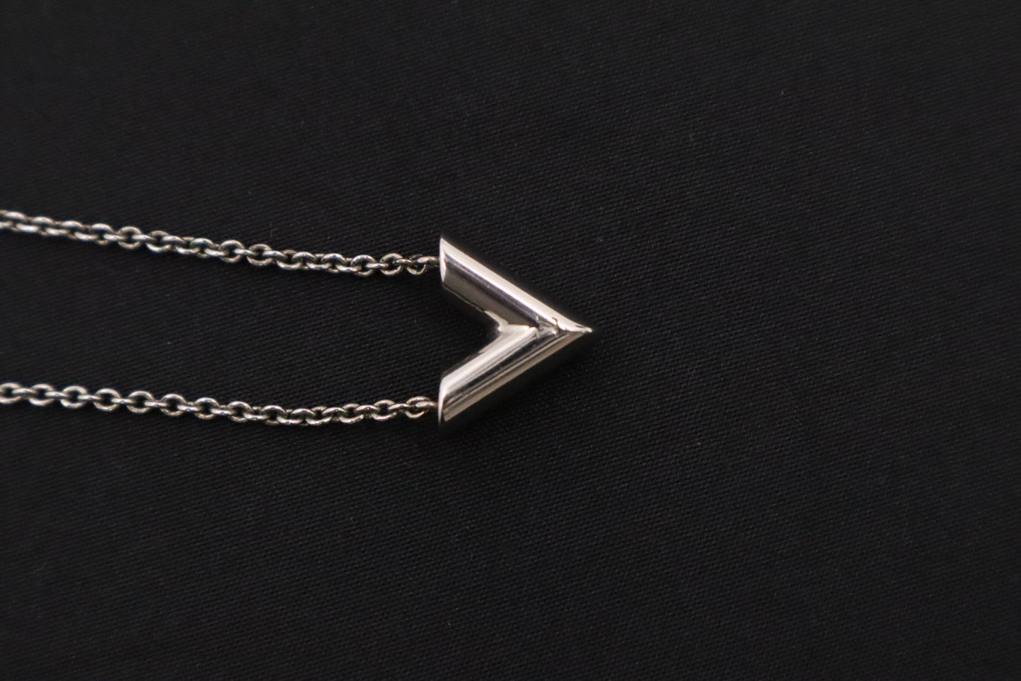 Louis Vuitton Essential V Supple Necklace