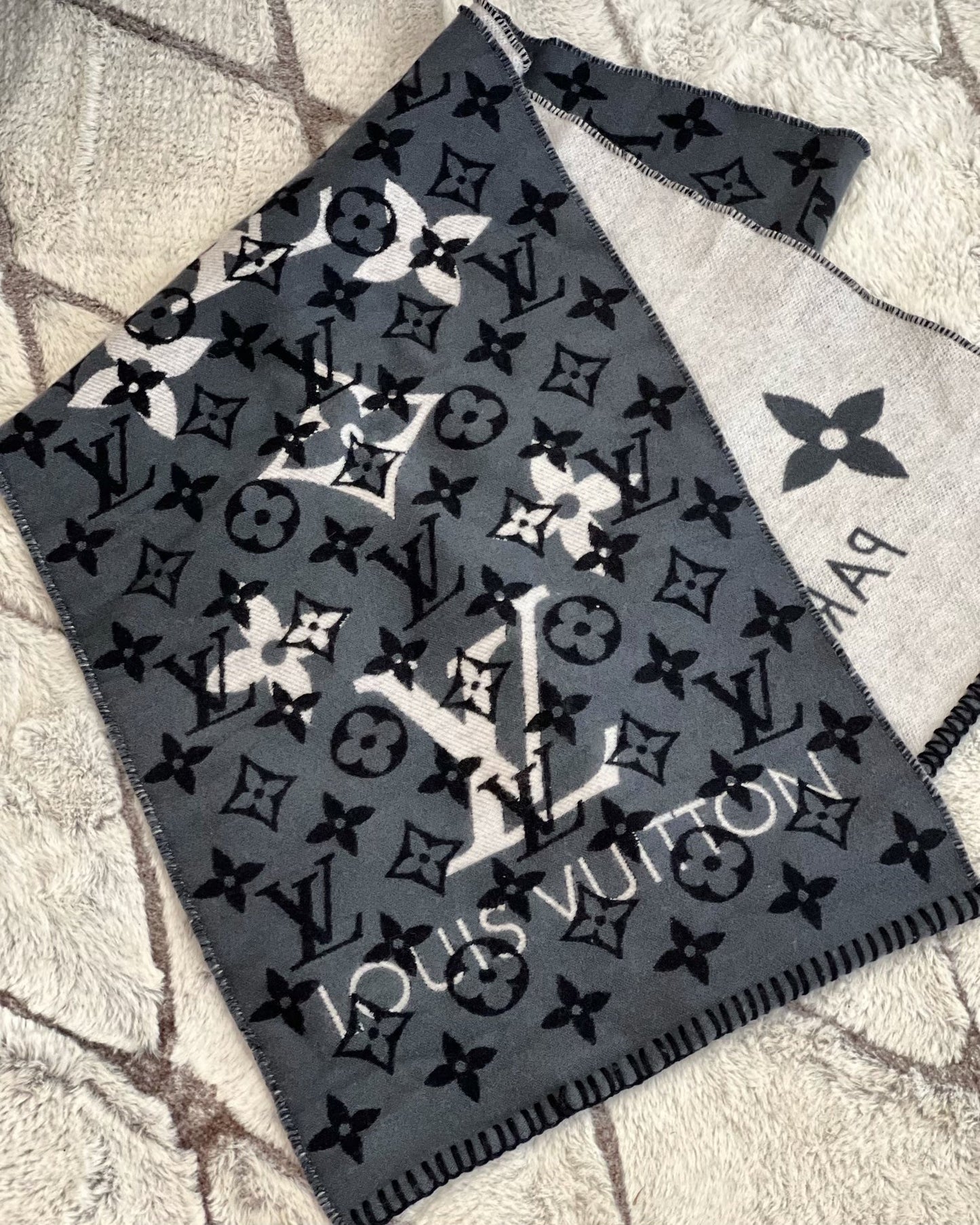 LOUIS VUITTON GIANT MONOGRAM SCARF