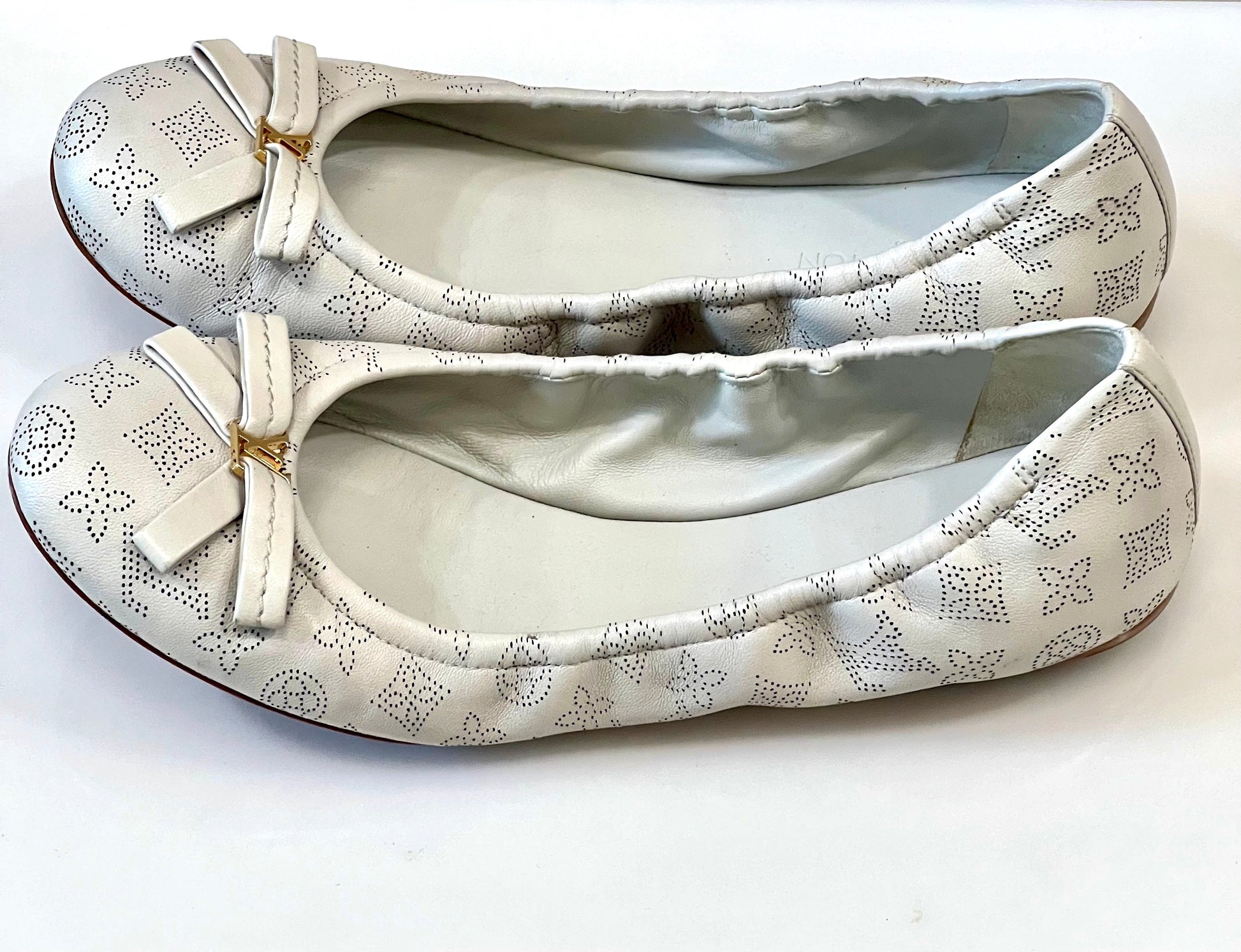 LOUIS VUITTON MONOGRAM MAHINA LEATHER BALLET FLATS