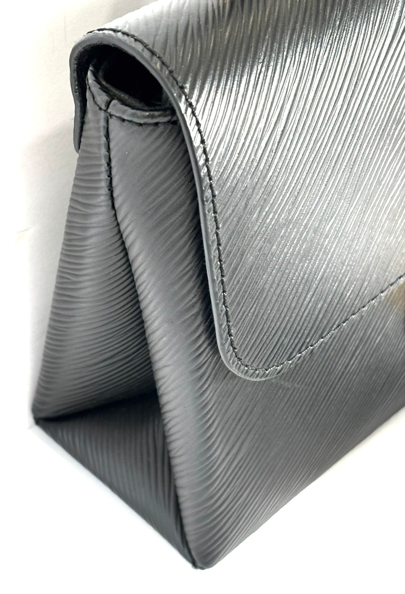 Elegant Women's Shoulder Bag | LOUIS VUITTON LEATHER LOCKY BB SHOULDER BAG