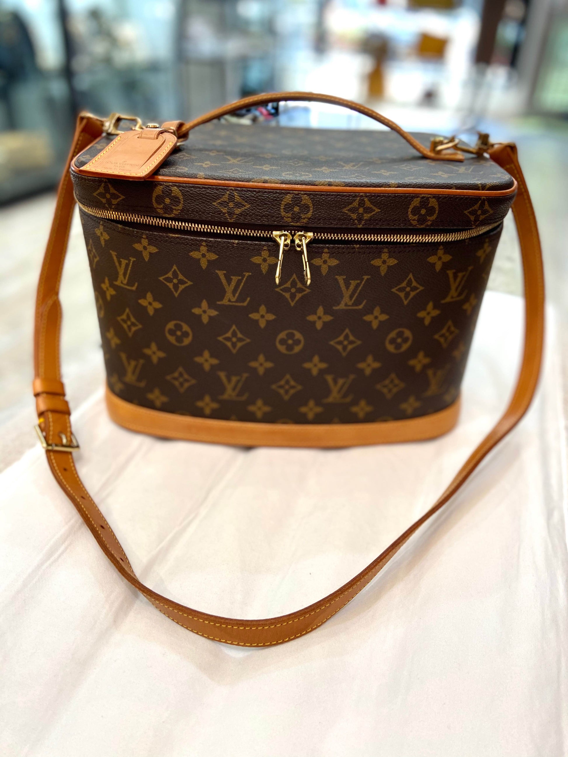 Luxury Women's Clutch Bag | LOUIS VUITTON MONOGRAM LARGE VANITY CASE