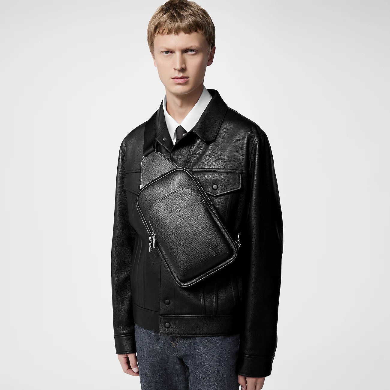LOUIS VUITTON AVENUE NM BLACK TAIGA LEATHER SLINGBAG