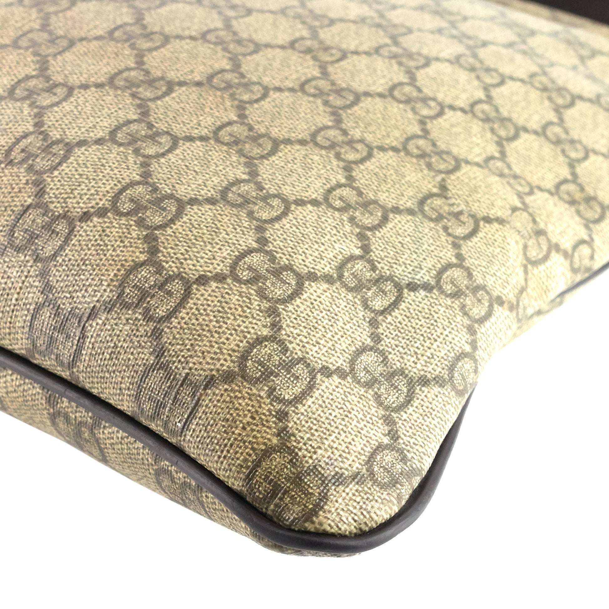 Gucci GG Supreme Canvas Flat Messenger Crossbody Bag