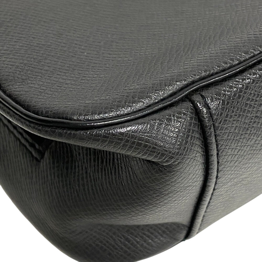 LOUIS VUITTON business bag leather black Taiga Truth Cracking Tat GM