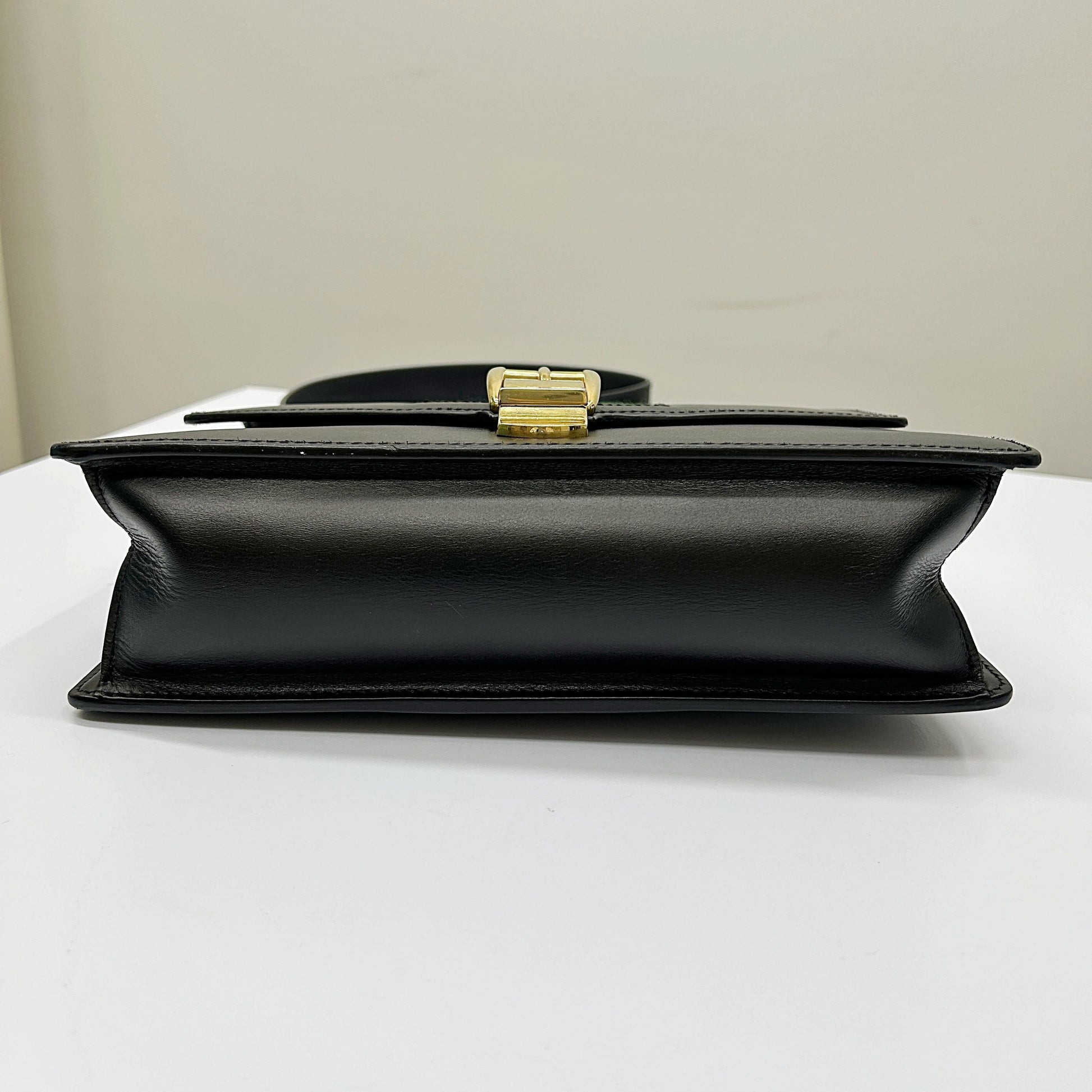 Gucci Sylvie Leather Shoulder Bag gu8854je
